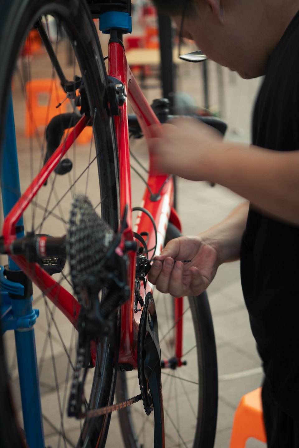 En cykelmekaniker justerar växlarna på en racercykel.