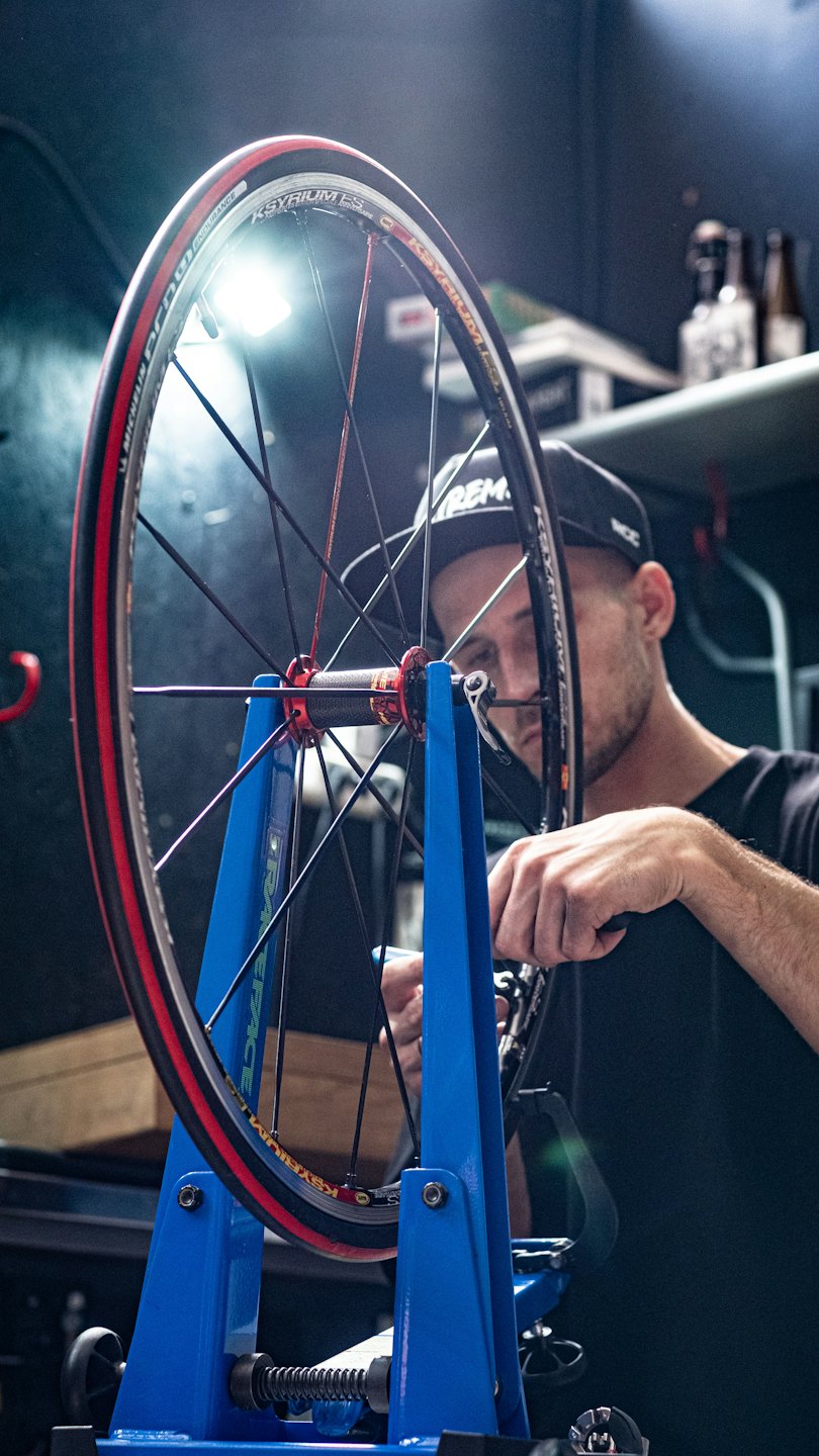 Mekanisker som justerar ett cykelhjul i ett riktställ.